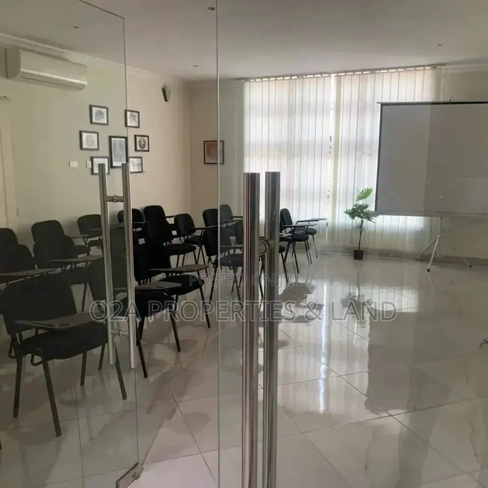 5bdrm House in East Legon, Near, American House for sale in American House