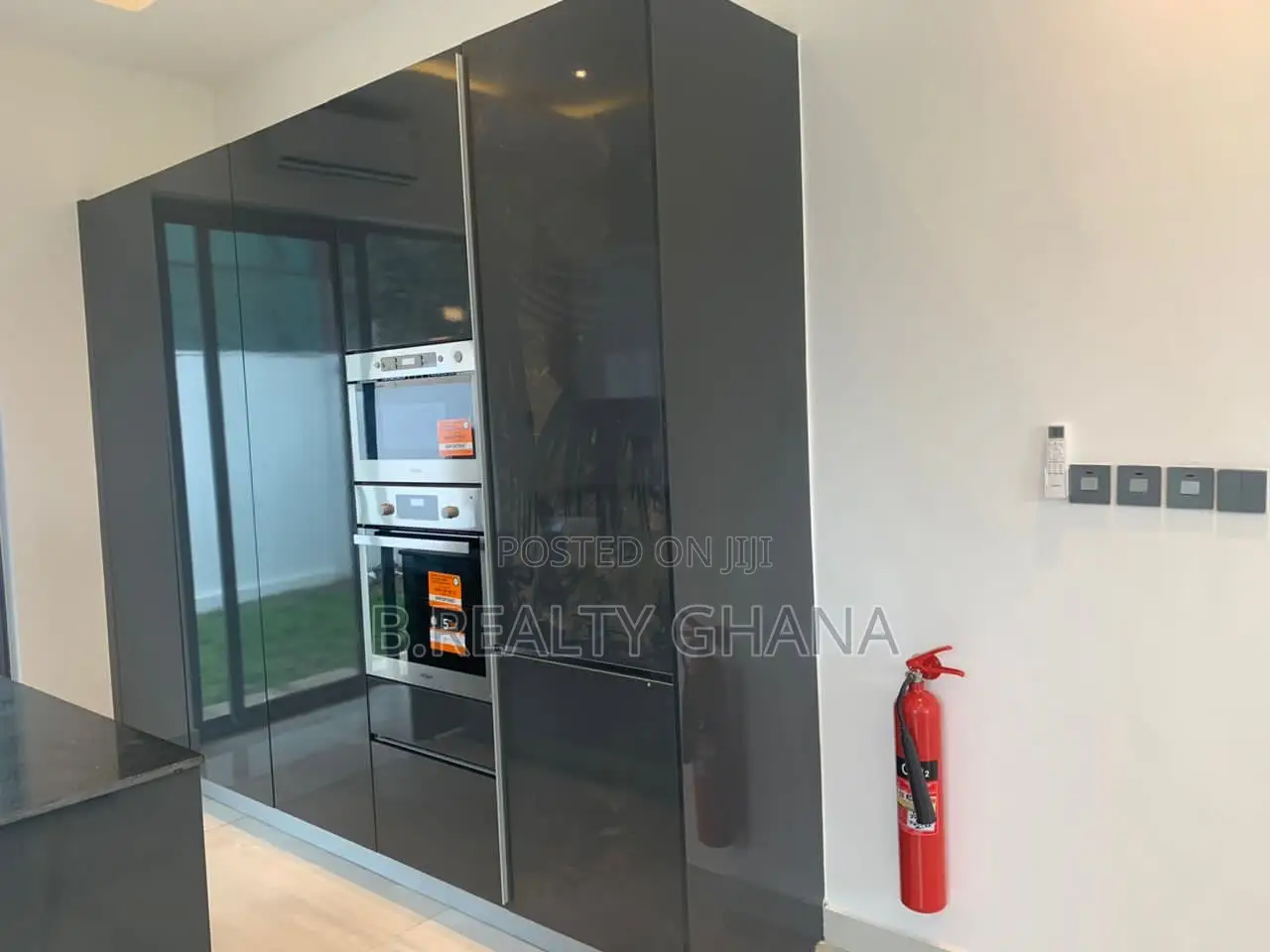 4bdrm Townhouse/Terrace in Cantonments for sale in Cantonments