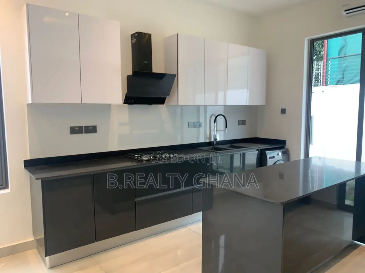 4bdrm Townhouse/Terrace in Cantonments for sale in Cantonments