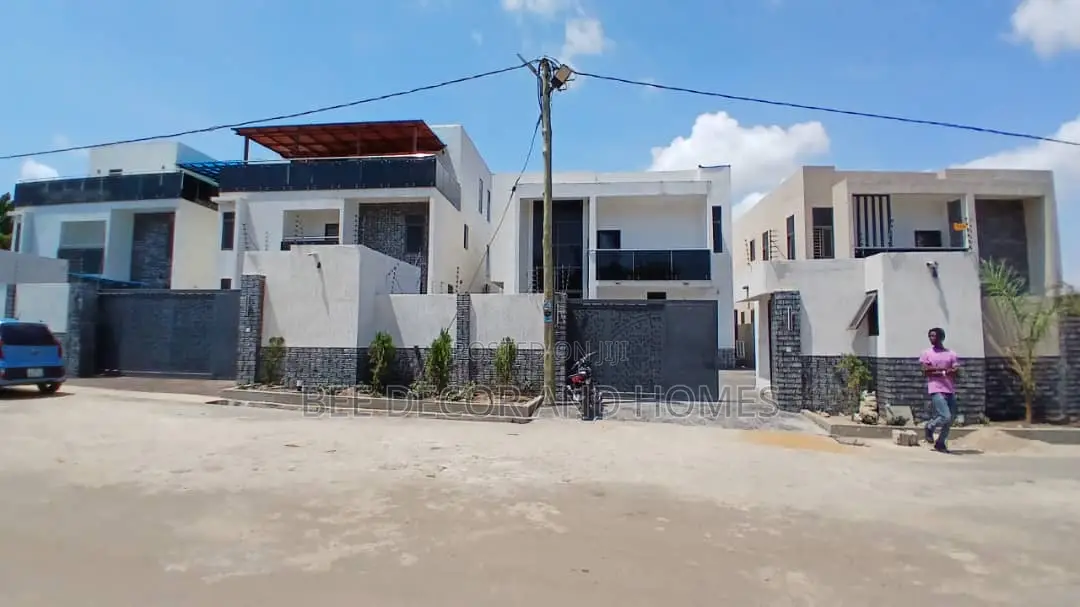 5bdrm Mansion in Bee Decor & Homes, East Legon for sale in East Legon