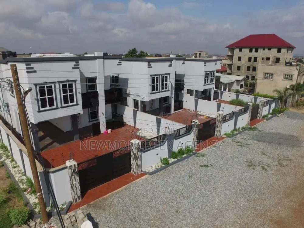 4bdrm Duplex in Lakeside, Accra Metropolitan for sale in Accra Metropolitan
