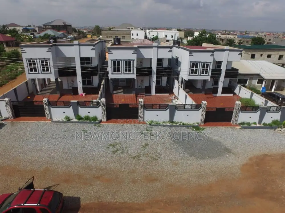 4bdrm Duplex in Lakeside, Accra Metropolitan for sale in Accra Metropolitan