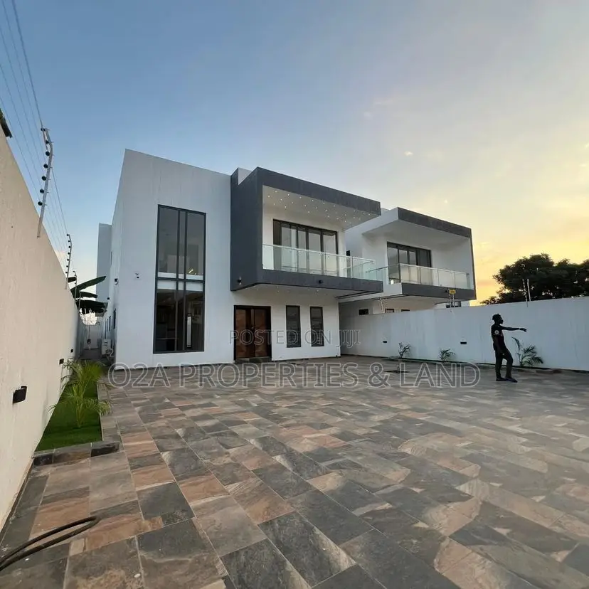 5bdrm House in Adenta, New Legon for sale in New Legon