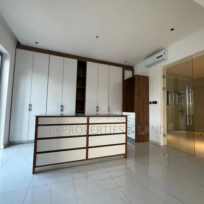 5bdrm House in Adenta, New Legon for sale in New Legon