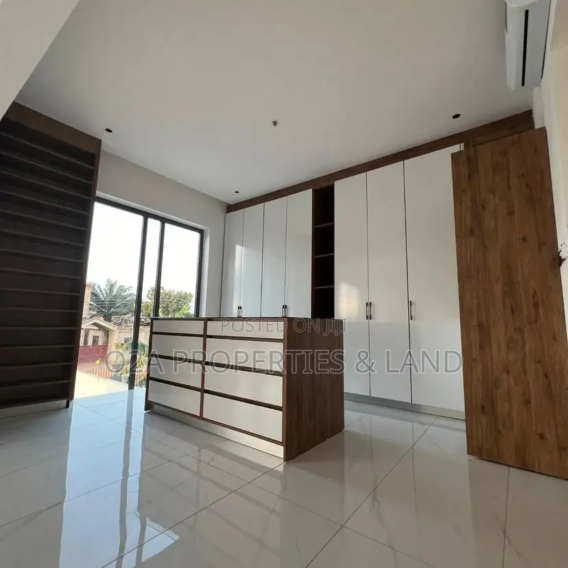5bdrm House in Adenta, New Legon for sale in New Legon