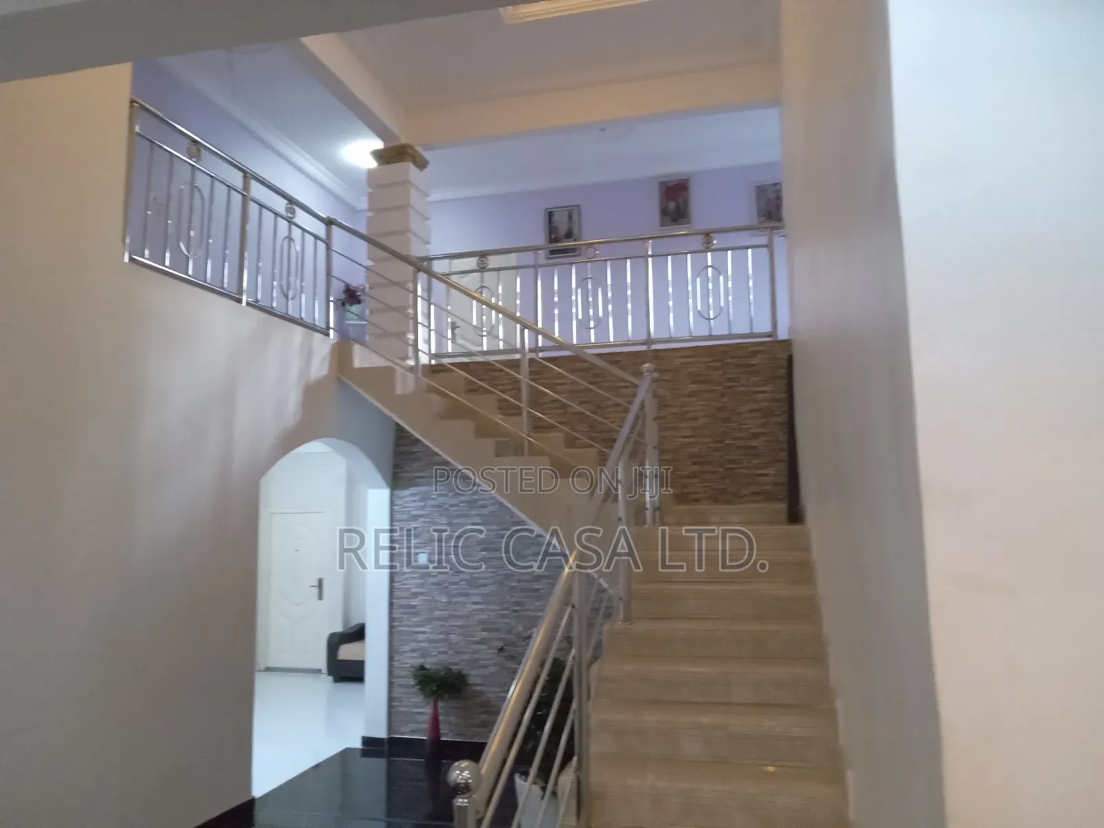 6bdrm House in 6 Beed Rooms for sale in West Hills Mall Area