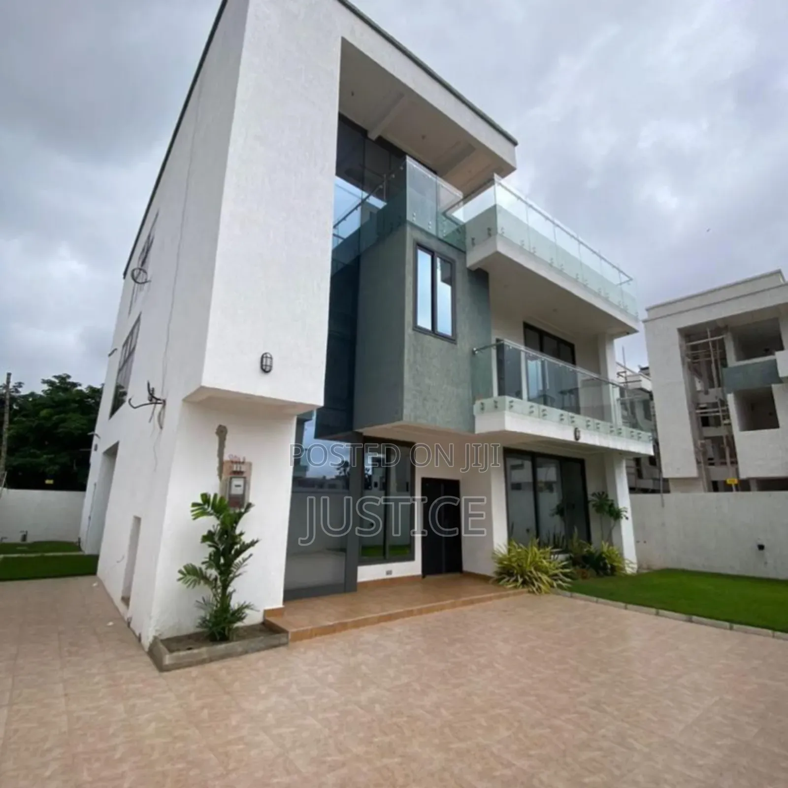 4bdrm Duplex in Airport Residential for sale in Airport Residential Area