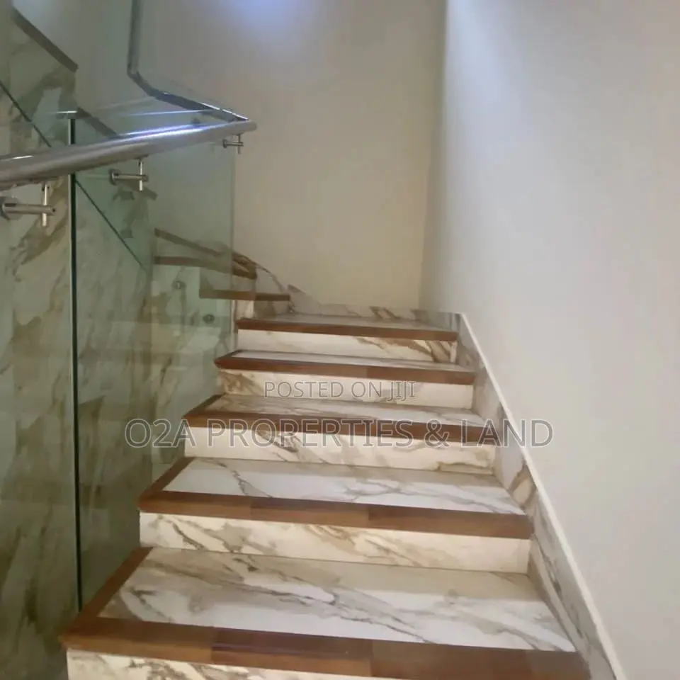 5bdrm House in East Legon, American House for rent in American House