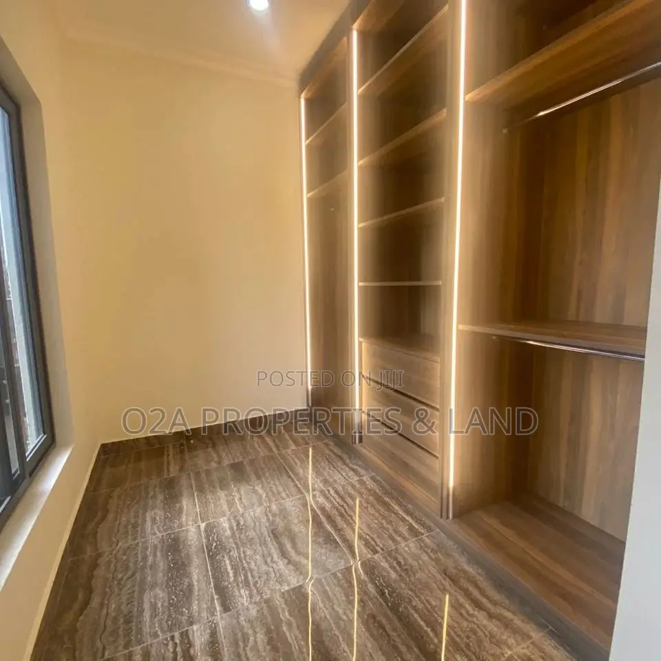 5bdrm House in East Legon, American House for rent in American House