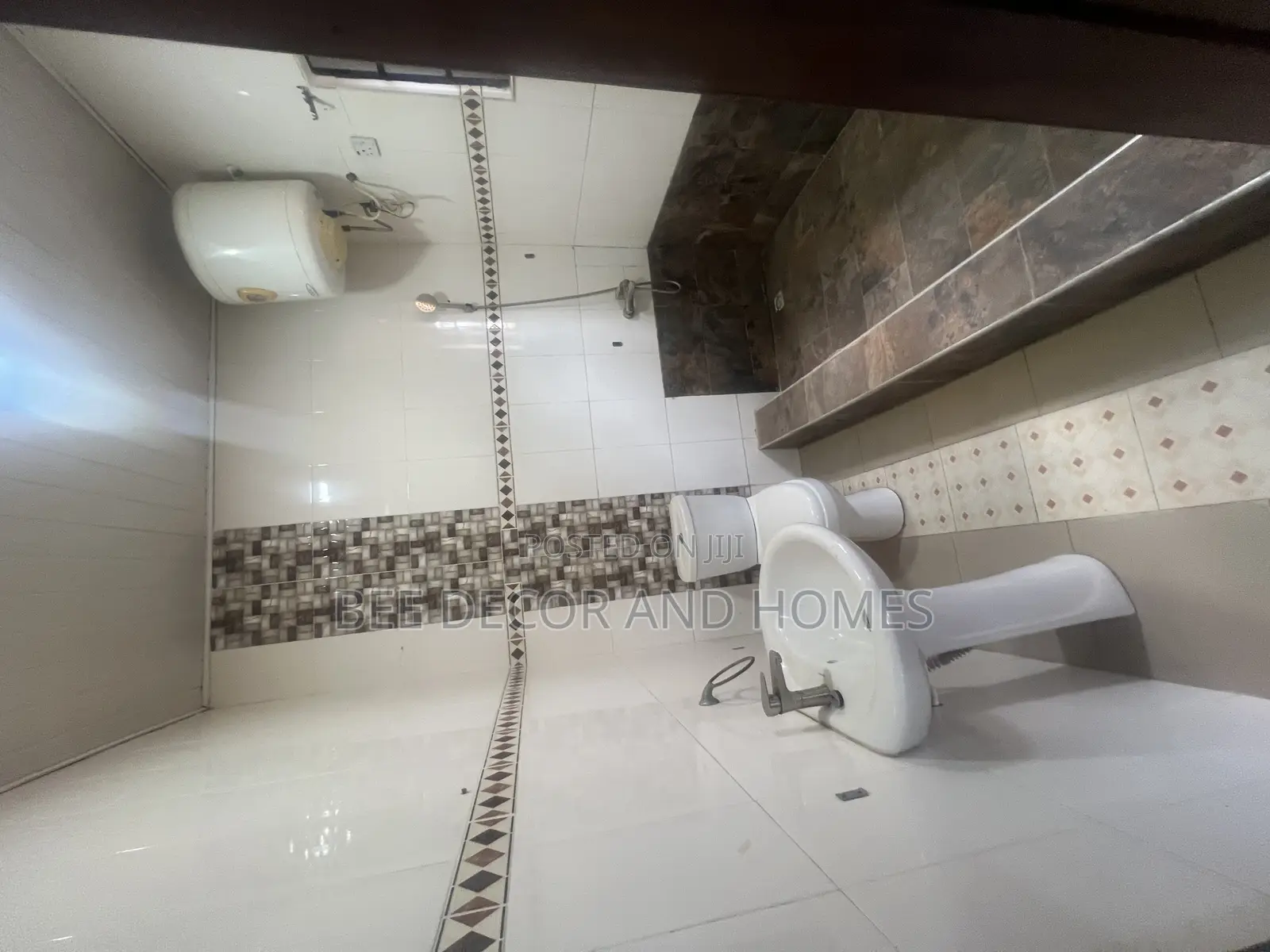 3bdrm House in Bee Decor & Homes, Old Ashomang for sale in Old Ashomang