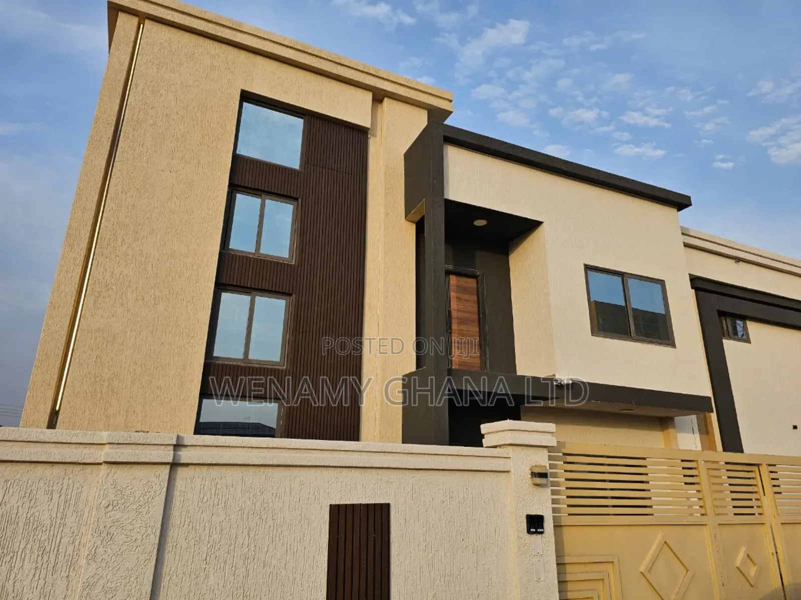 8bdrm Duplex in Devtraco, Tema Metropolitan for sale in Tema Metropolitan