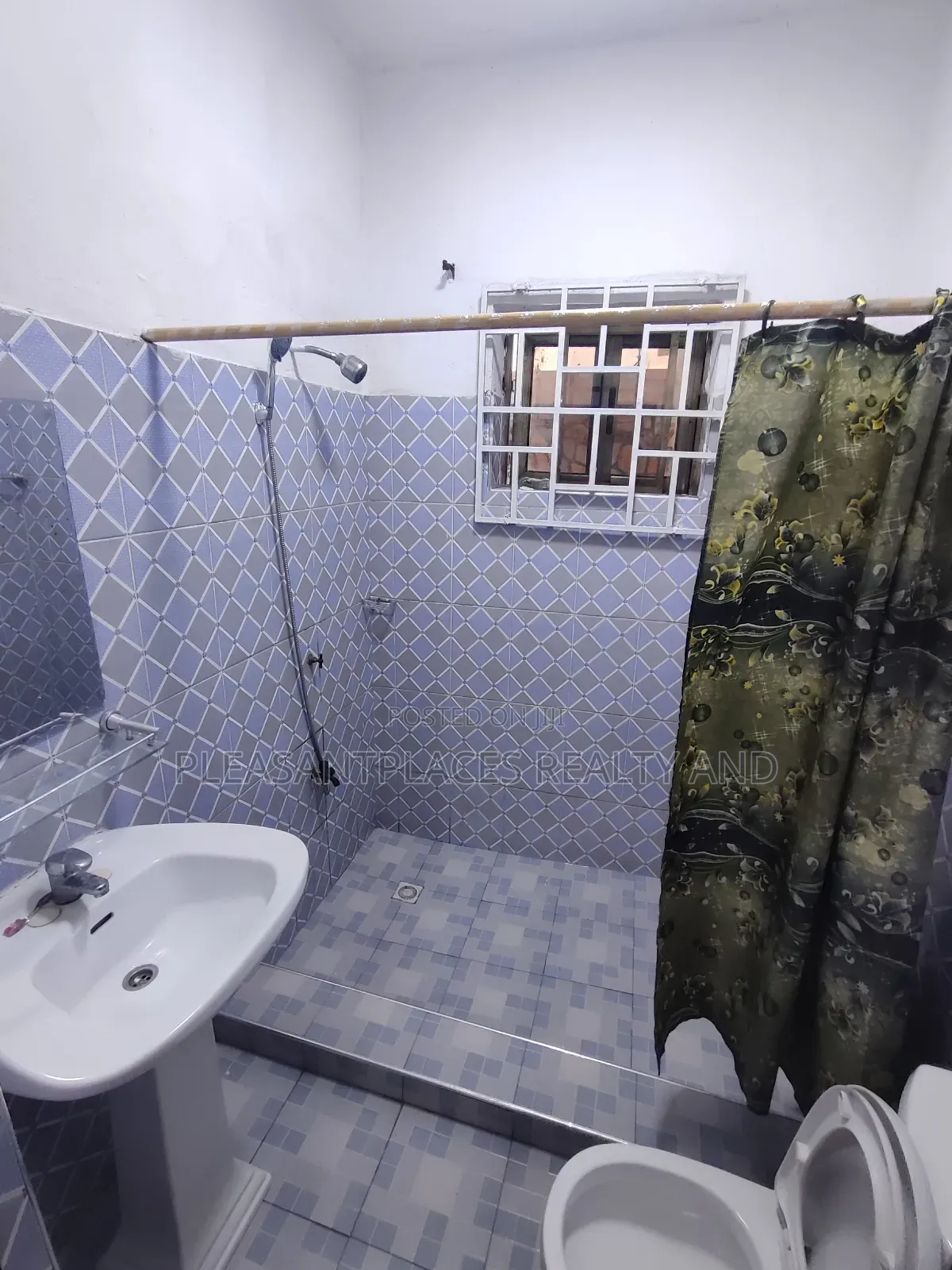 Furnished 3bdrm Apartment in Pleasantplaces, Ashaley Botwe for rent in Ashaley Botwe