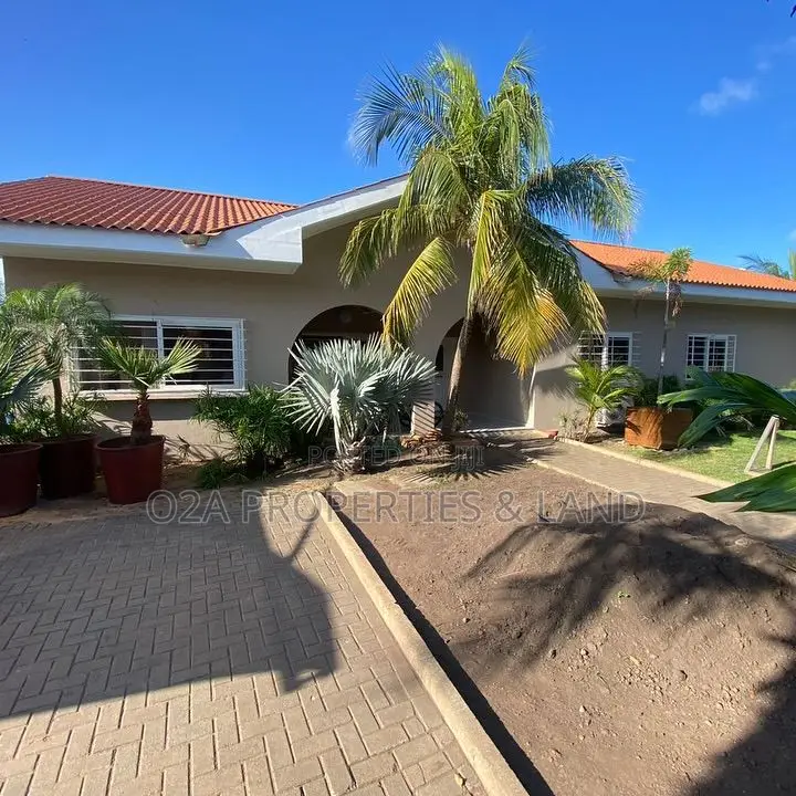5bdrm House in Regimanuel Spintex, for rent in Airport Residential Area