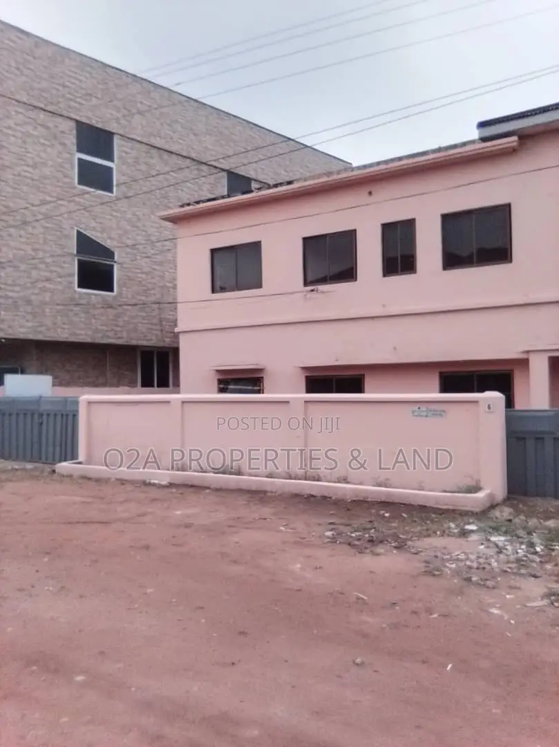 8bdrm House in Kokomlemle, Heavy Do Area for sale in Heavy Do Area