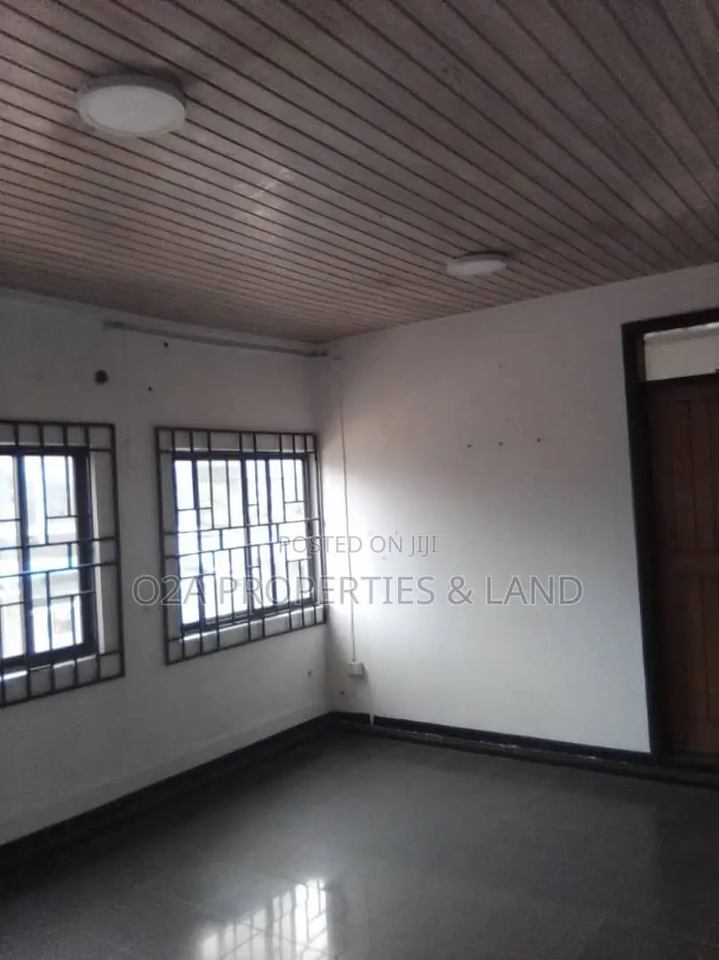 8bdrm House in Kokomlemle, Heavy Do Area for sale in Heavy Do Area
