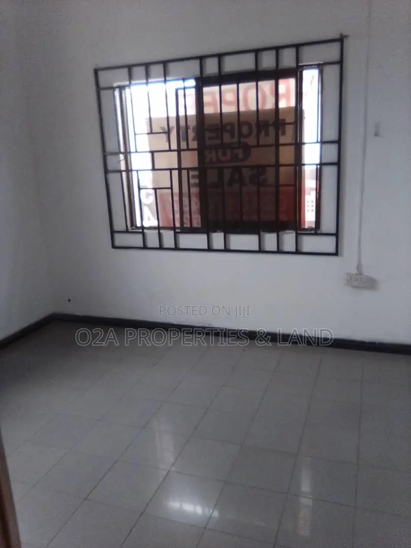 8bdrm House in Kokomlemle, Heavy Do Area for sale in Heavy Do Area