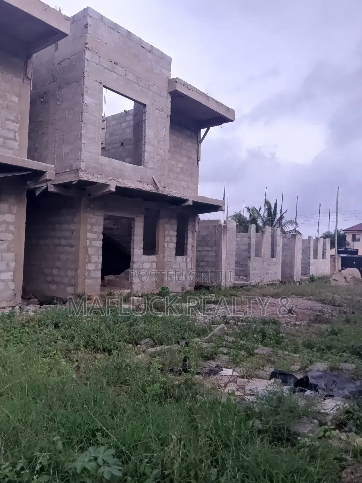 Uncompleted 4 Unit 2 Bedroom Houses in Lake Side Estate