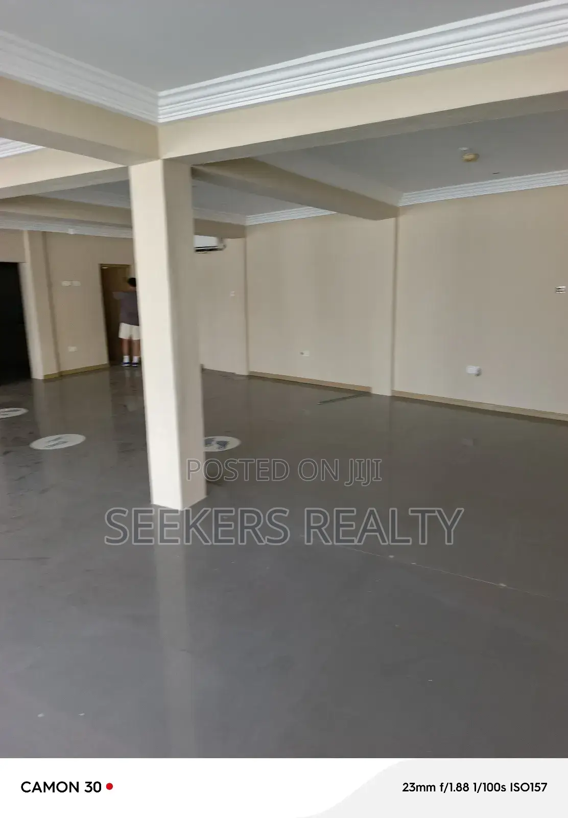 Shop For Rent At Osu Prime Area Near Oxford Street in Osu