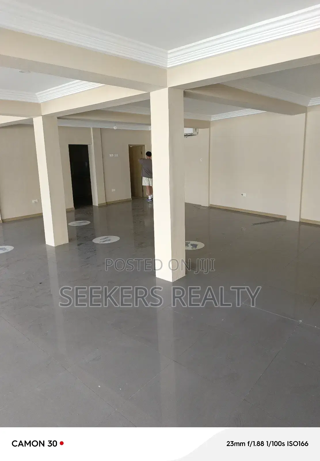 Shop For Rent At Osu Prime Area Near Oxford Street in Osu