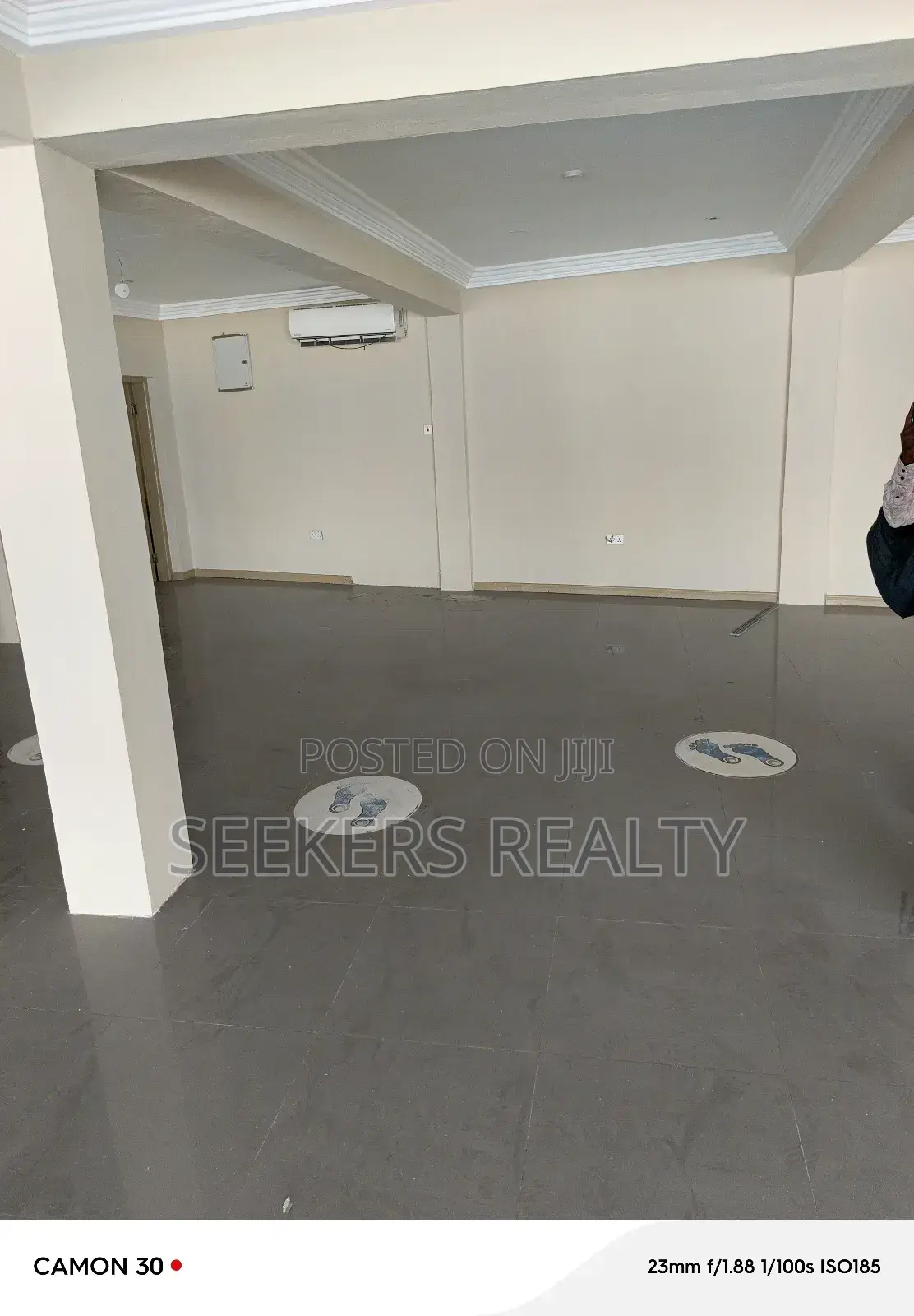 Shop For Rent At Osu Prime Area Near Oxford Street in Osu