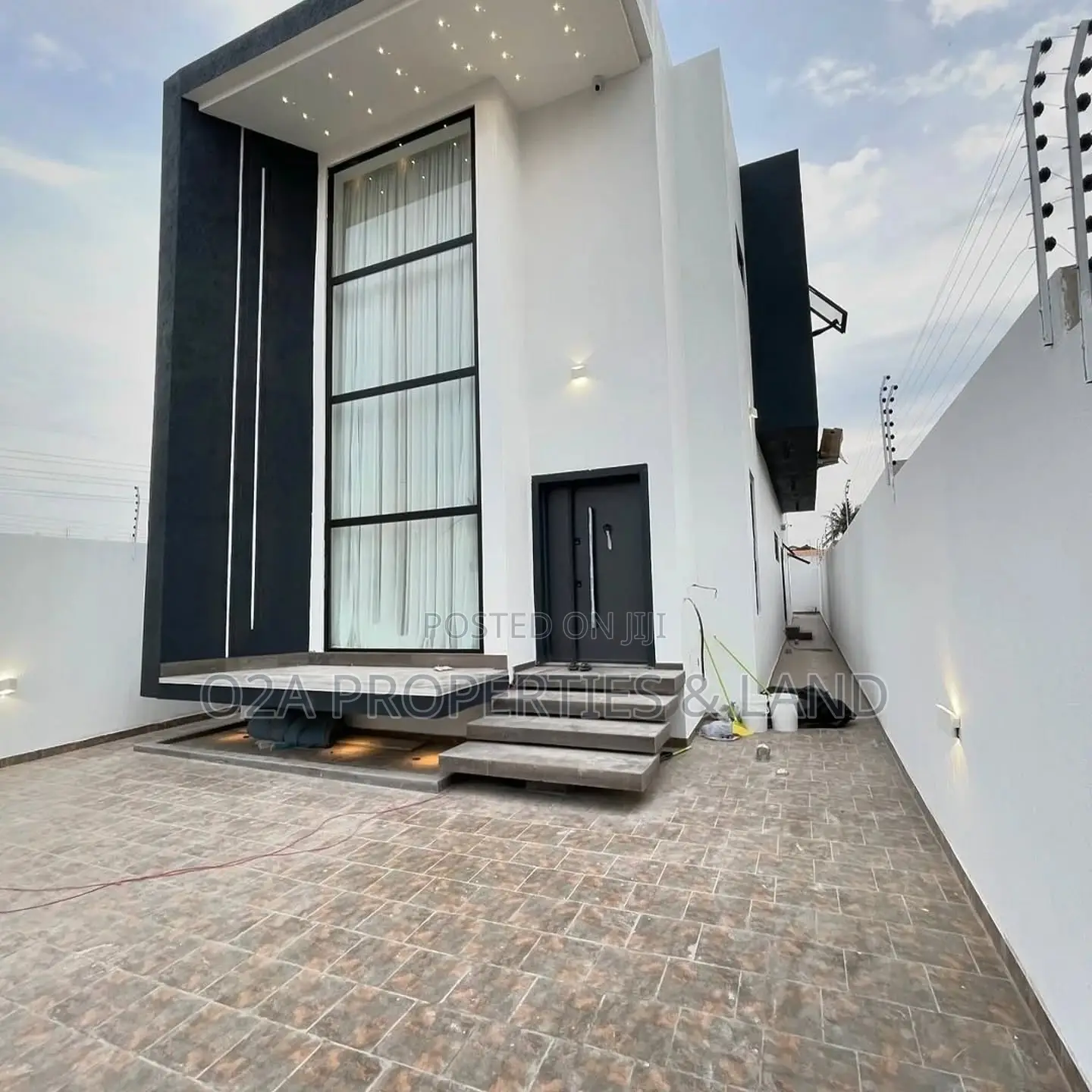 4bdrm House in Ashaley Botwe, Lake Side Estate for sale in Lake Side Estate