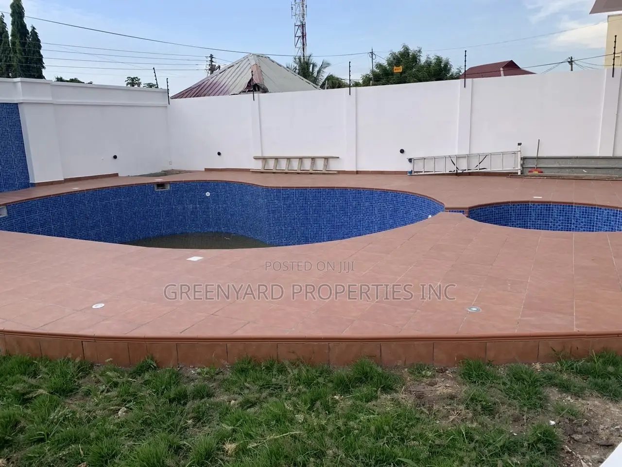 6bdrm Mansion in American House, East Legon for sale in East Legon