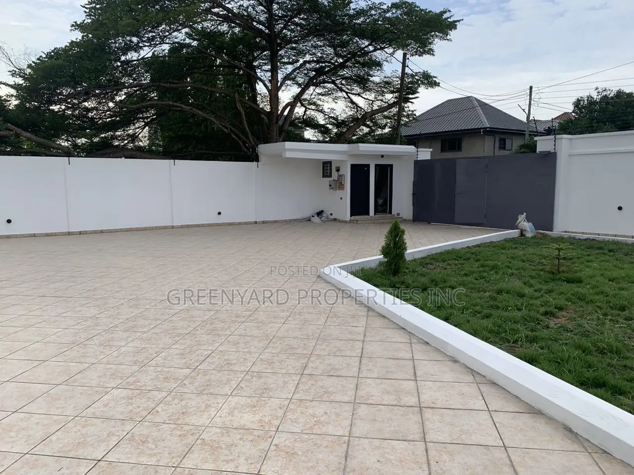 6bdrm Mansion in American House, East Legon for sale in East Legon