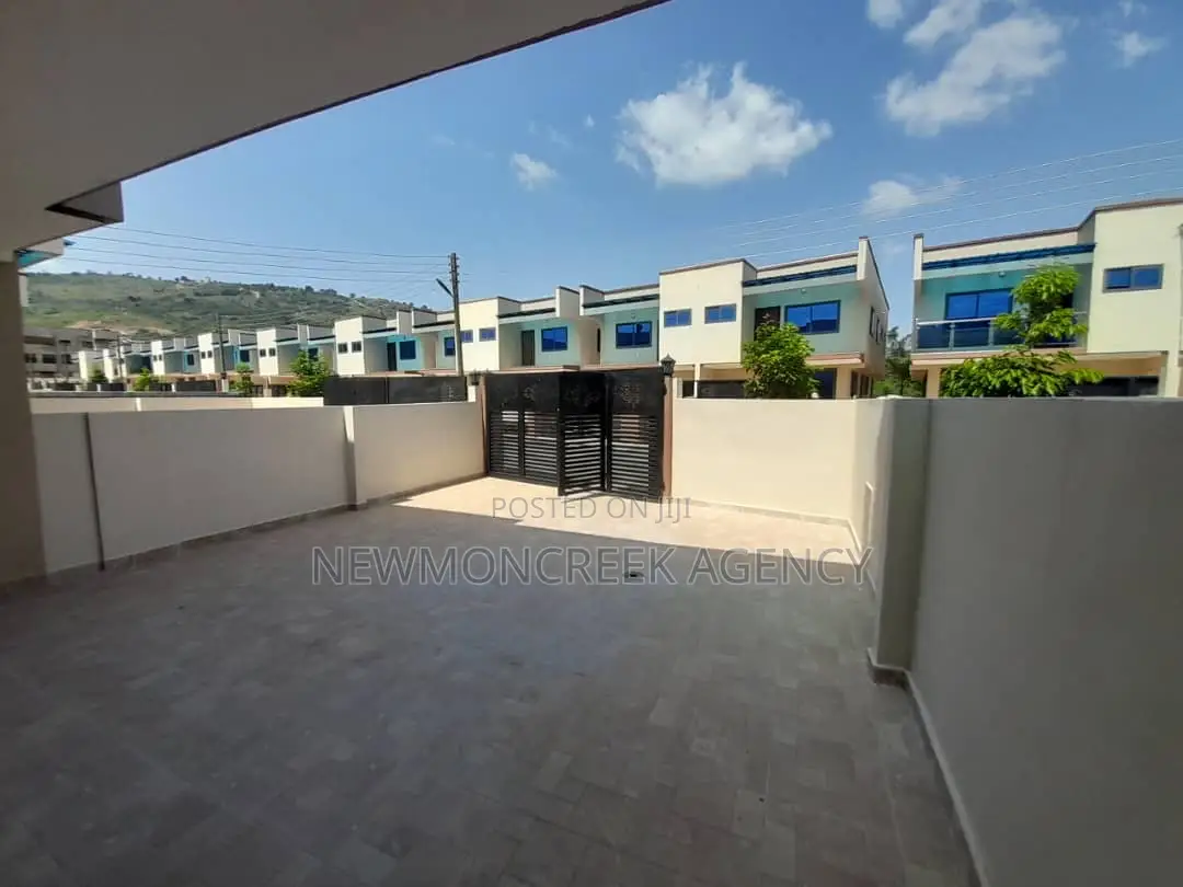 3bdrm Duplex in Gated Estate, Oyarifa for rent in Oyarifa