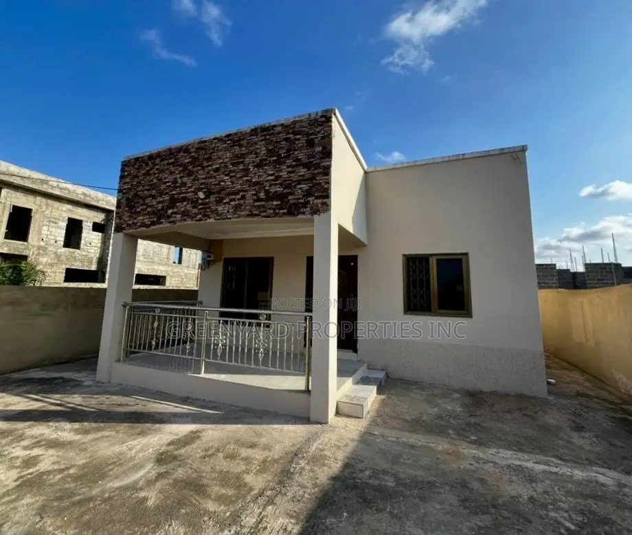 3bdrm House in Amrahia, Adenta for sale in Adenta