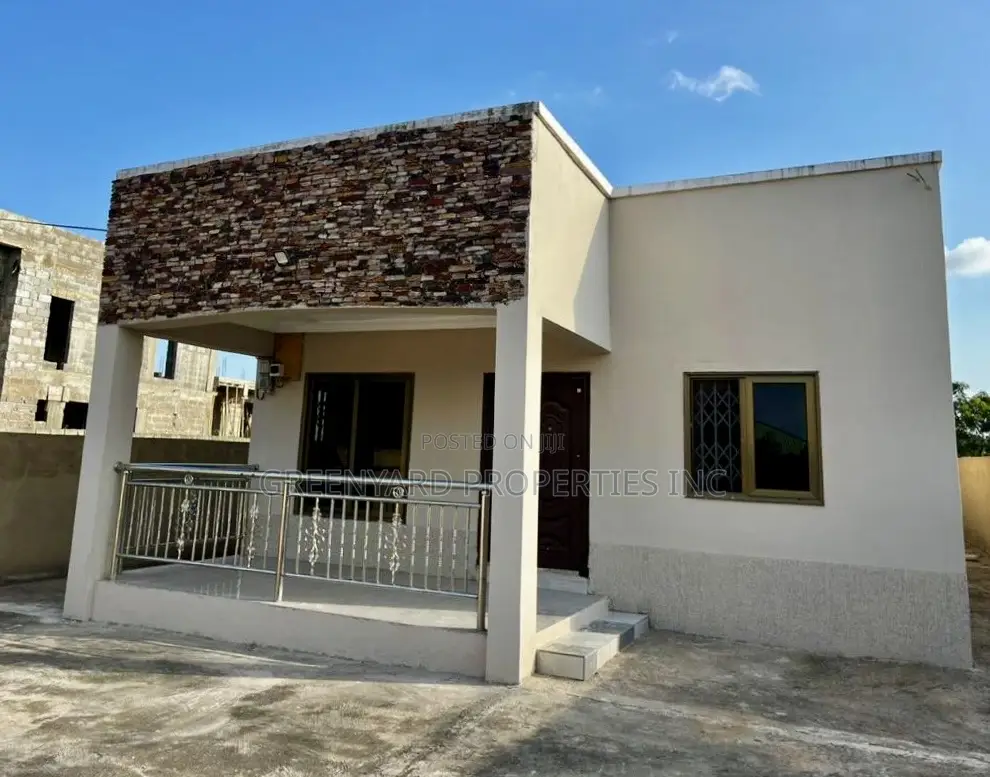 3bdrm House in Amrahia, Adenta for sale in Adenta