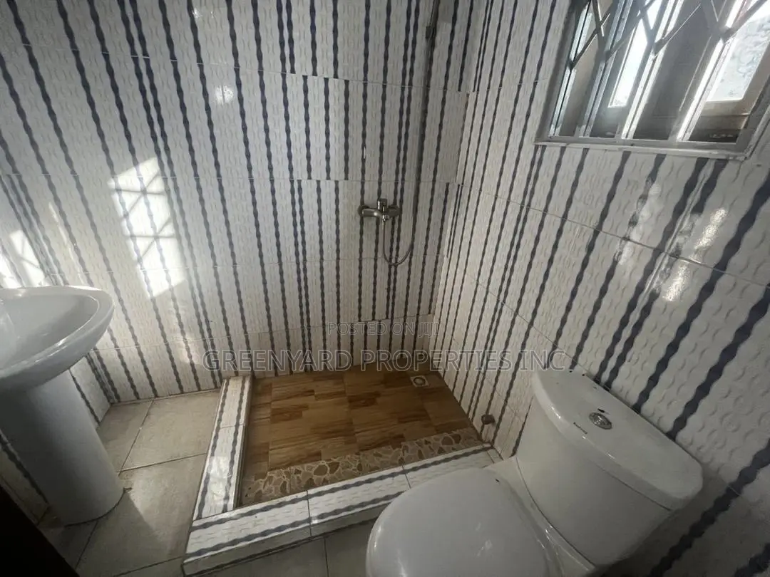 3bdrm House in Amrahia, Adenta for sale in Adenta