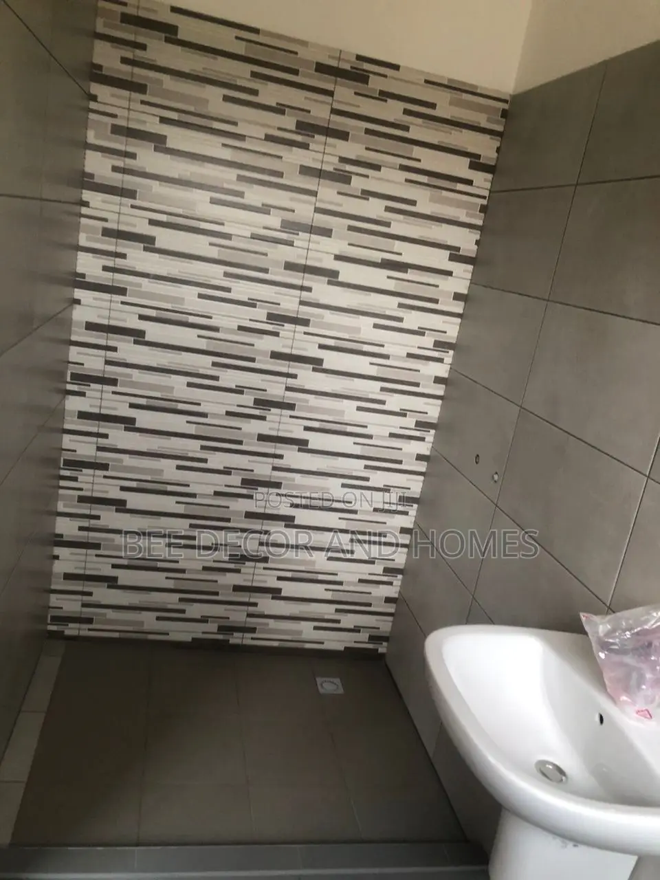 6bdrm House in Bee Decor & Homes, Adenta for sale in Adenta