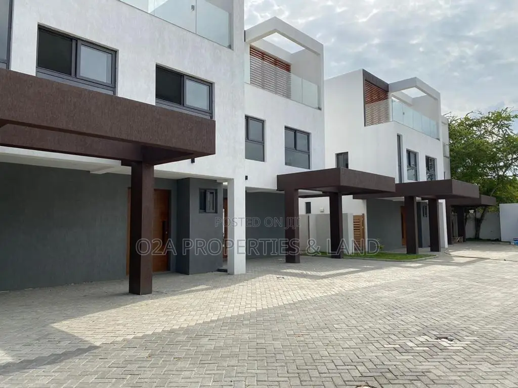 4bdrm Townhouse / Terrace in Cantonments, Acquinas for rent in Acquinas