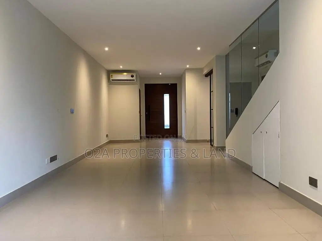 4bdrm Townhouse / Terrace in Cantonments, Acquinas for rent in Acquinas