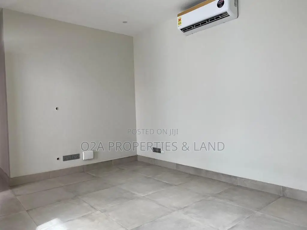 4bdrm Townhouse / Terrace in Cantonments, Acquinas for rent in Acquinas