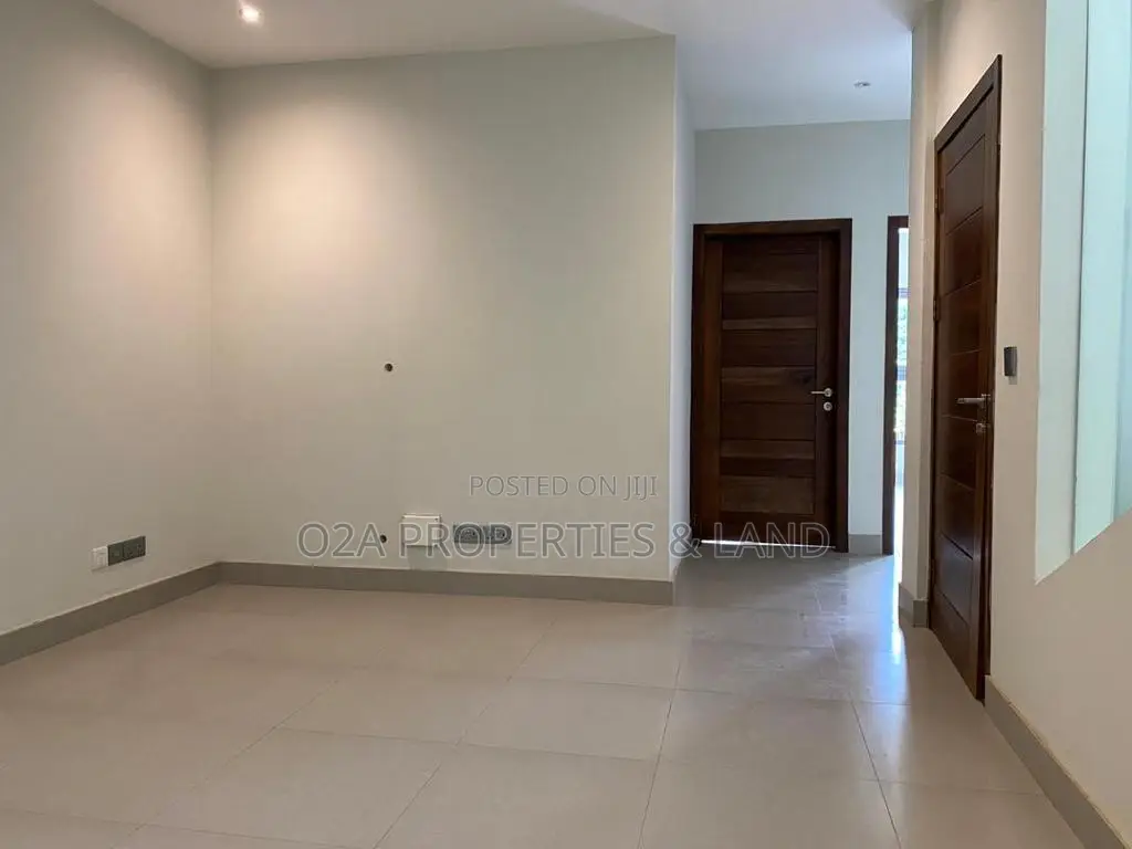 4bdrm Townhouse / Terrace in Cantonments, Acquinas for rent in Acquinas