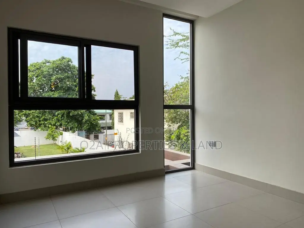 4bdrm Townhouse / Terrace in Cantonments, Acquinas for rent in Acquinas