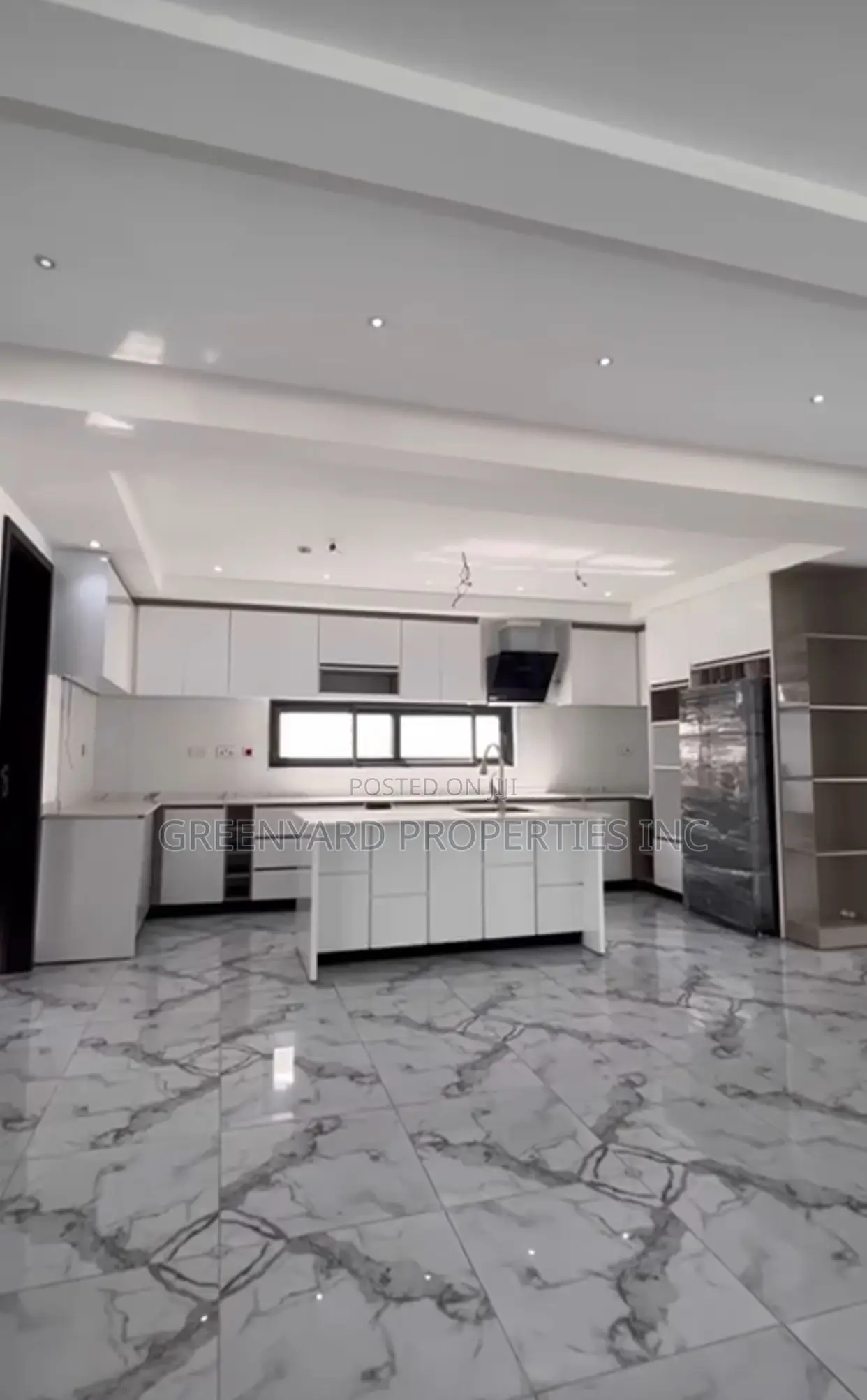 4bdrm Duplex in American House, East Legon for sale in East Legon