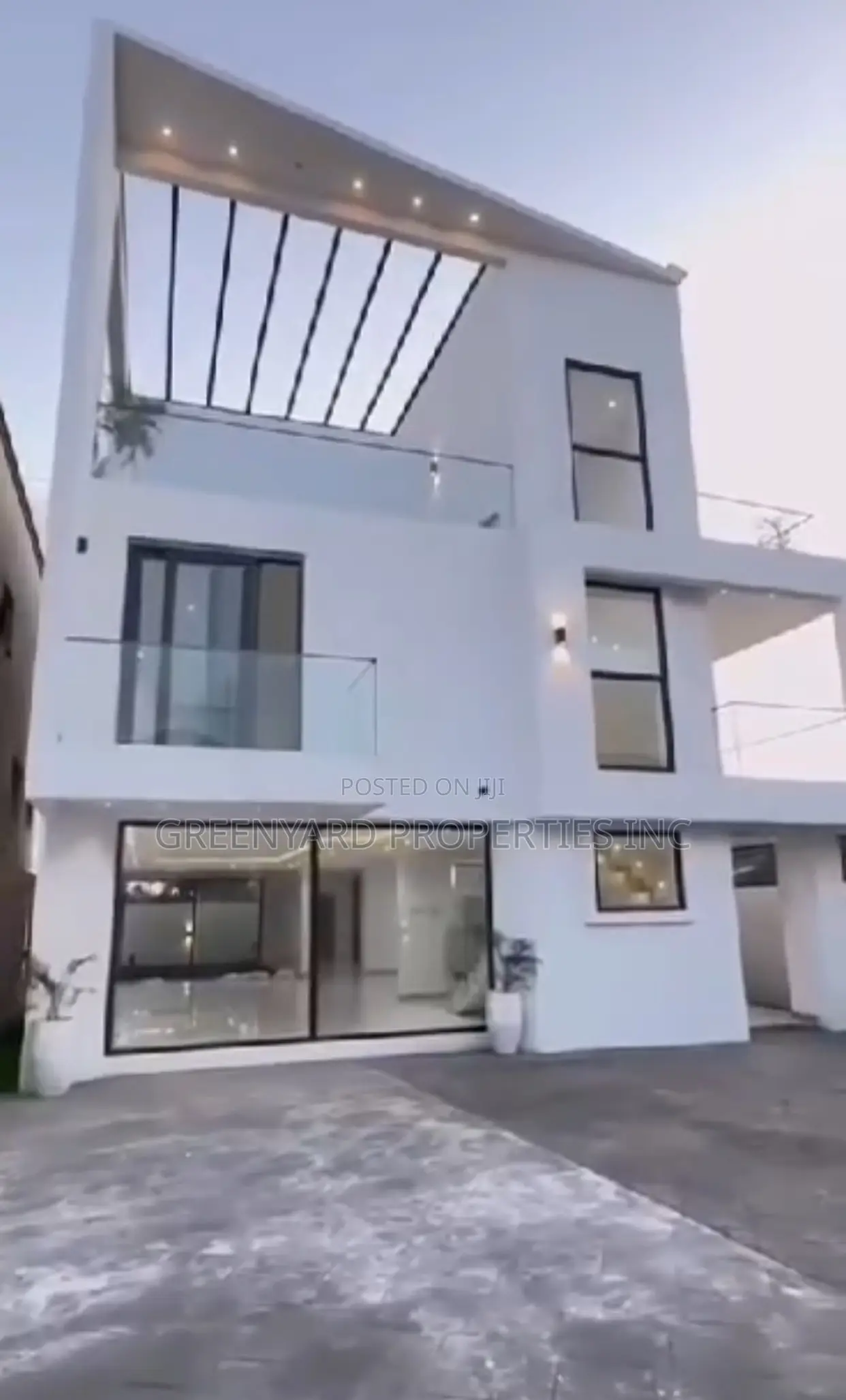 4bdrm Duplex in American House, East Legon for sale in East Legon