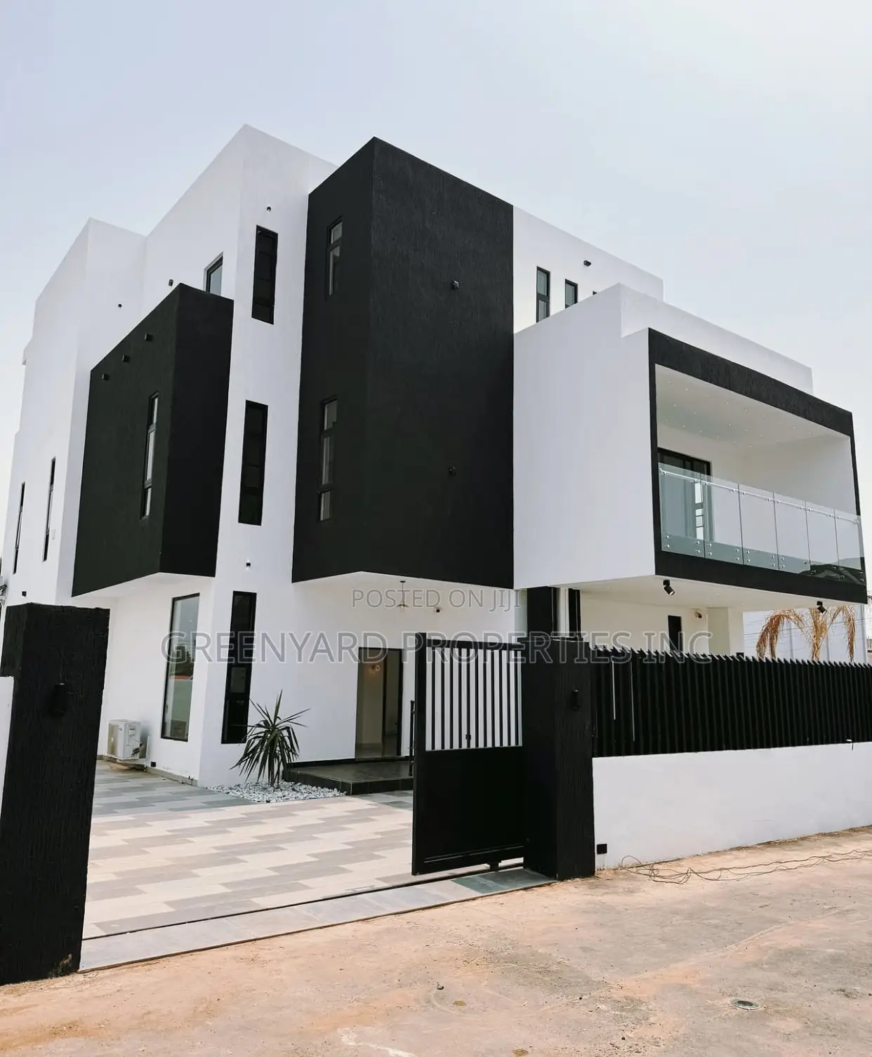 4bdrm Duplex in A&C, East Legon for sale in East Legon