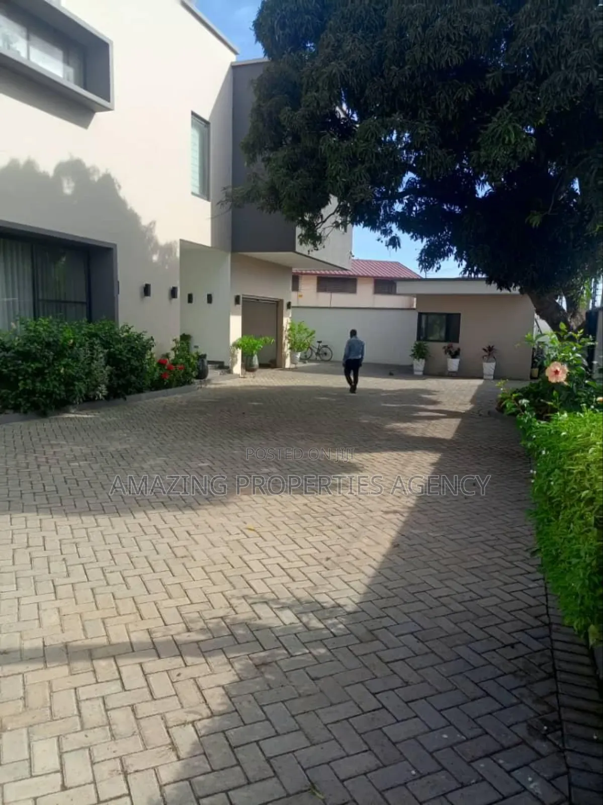 Furnished 4bdrm House in Labone for rent in Labone