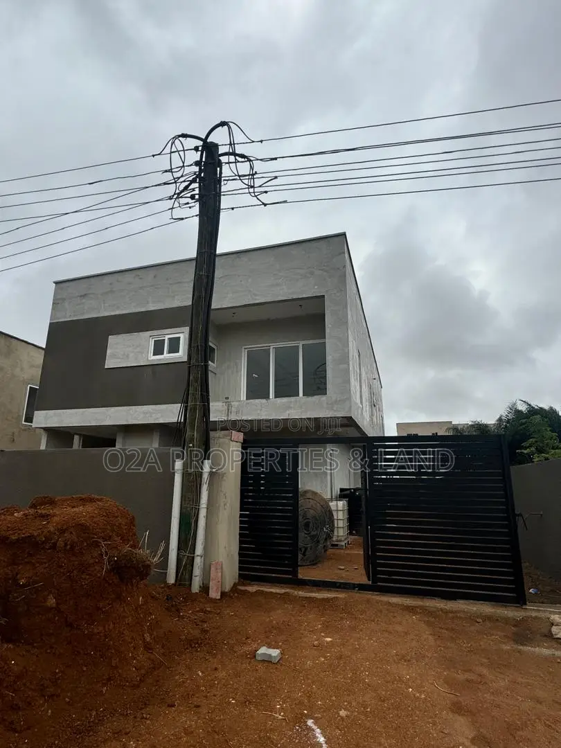 4bdrm House in East Airport (3 Mins for sale in Airport Residential Area