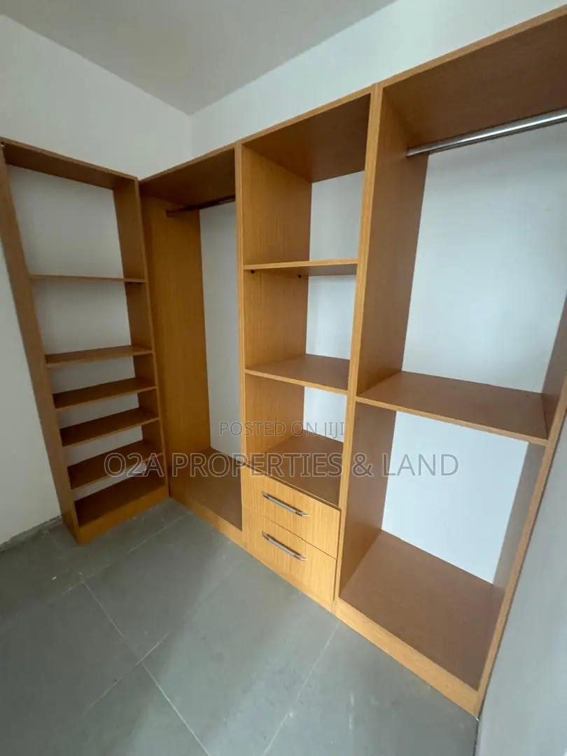 4bdrm House in East Airport (3 Mins for sale in Airport Residential Area