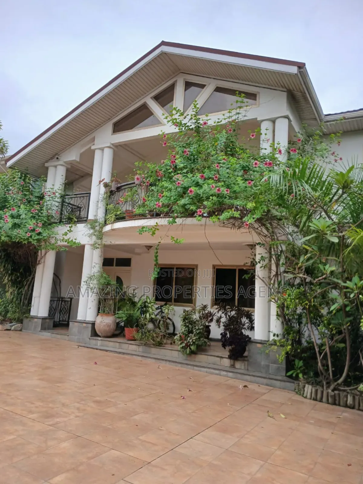 5bdrm Mansion in Dzorwulu for sale in Dzorwulu