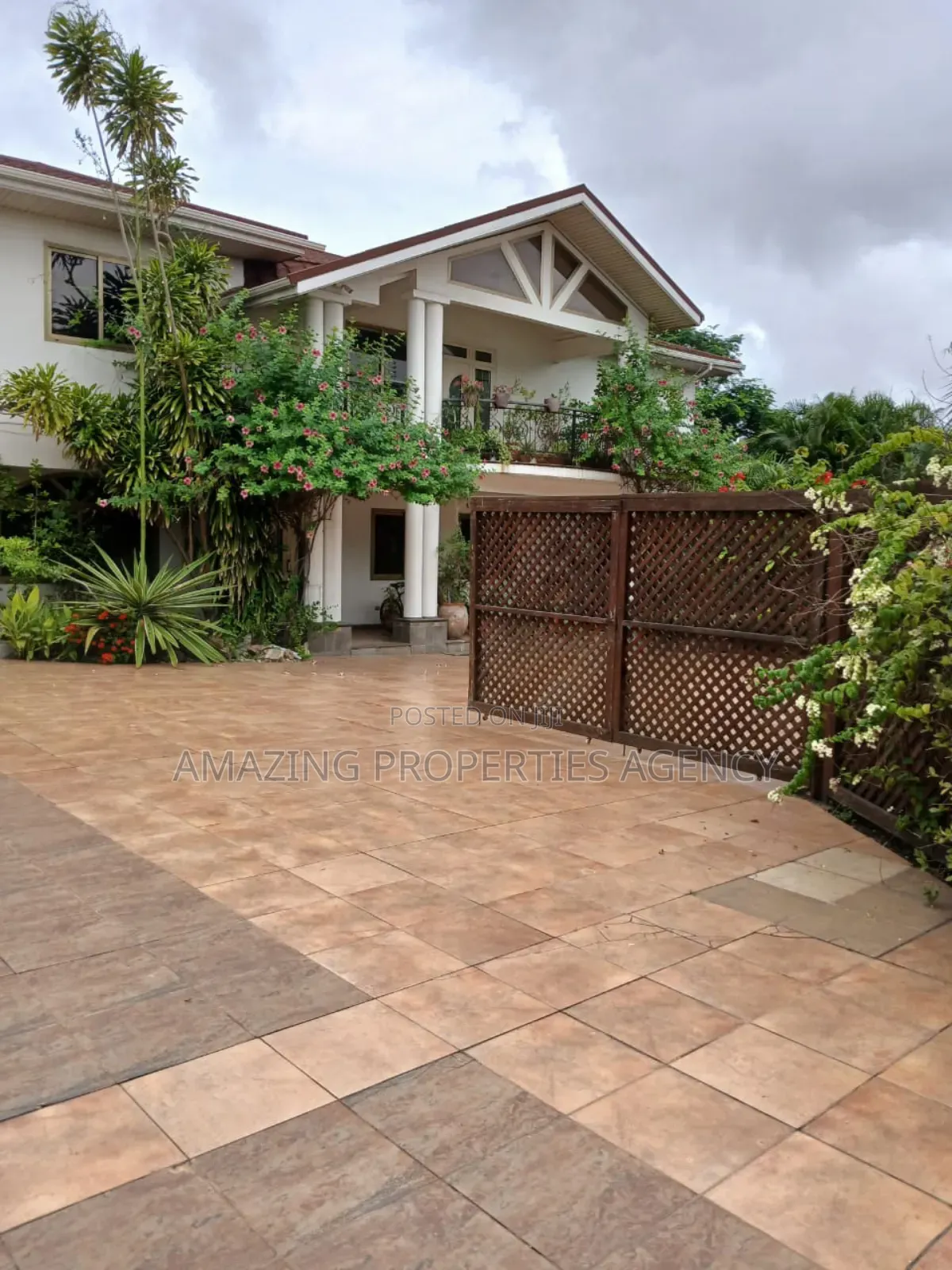 5bdrm Mansion in Dzorwulu for sale in Dzorwulu