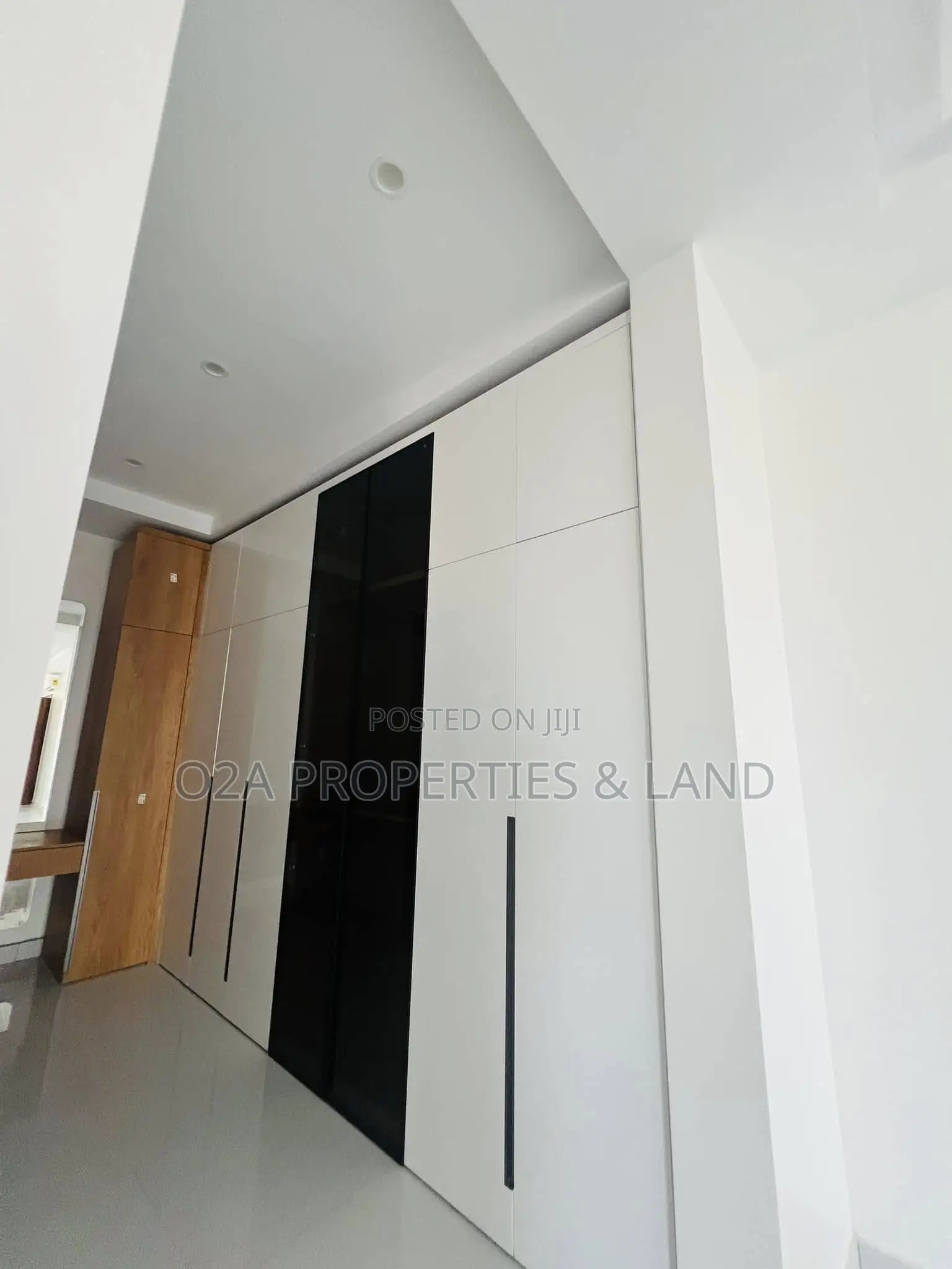 5bdrm House in East Legon, American House for sale in American House