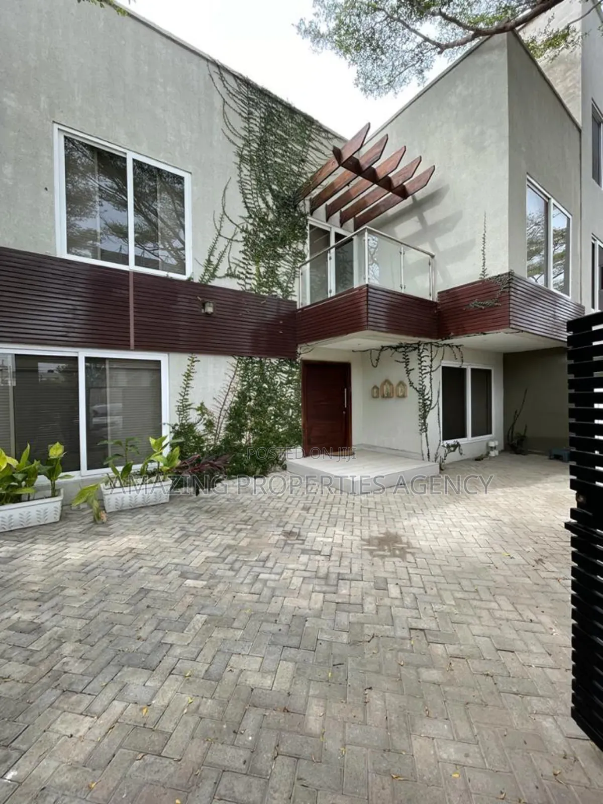 4bdrm Townhouse/Terrace in Labone for sale in Labone