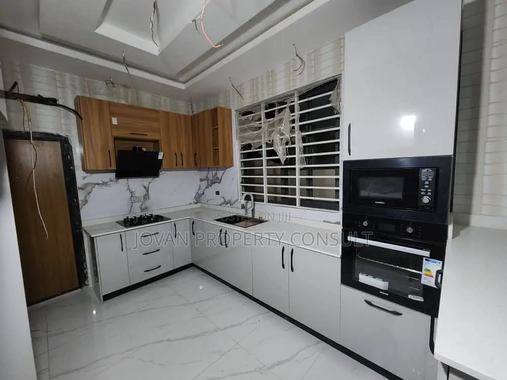 4bdrm House in West Land for sale in West Legon