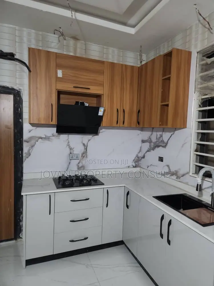 4bdrm House in West Land for sale in West Legon
