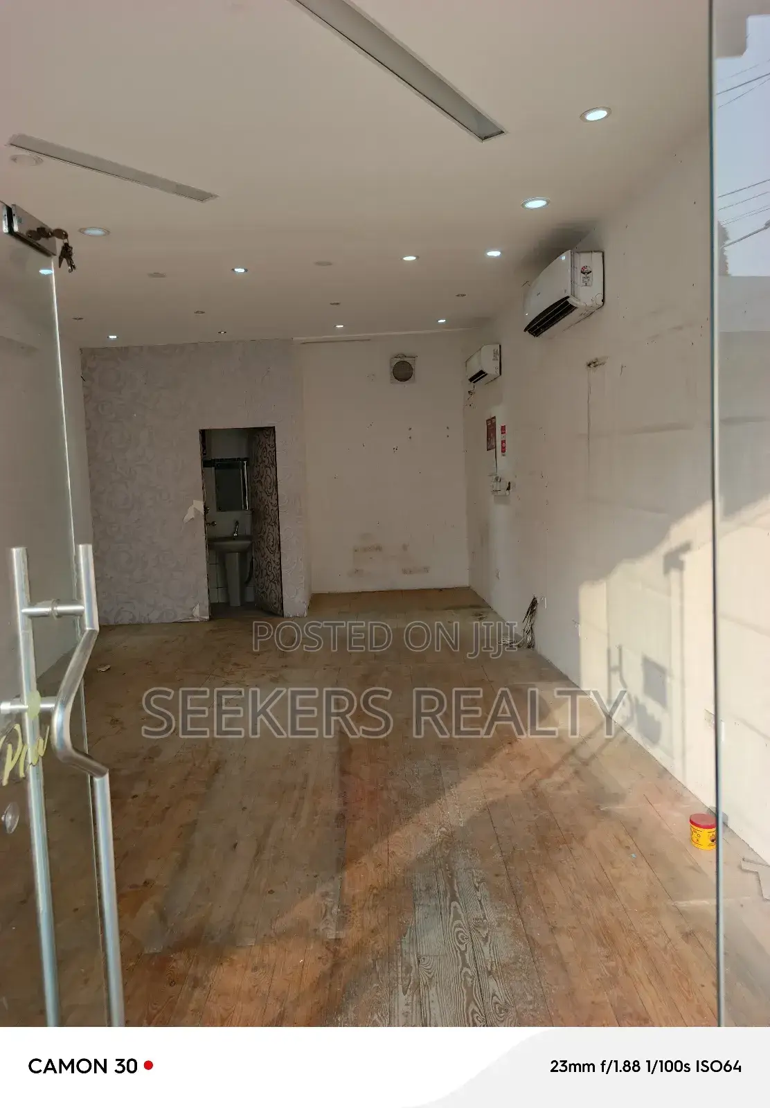 Contemporary Shop on a Busy Street at Labone for Rent in Labone